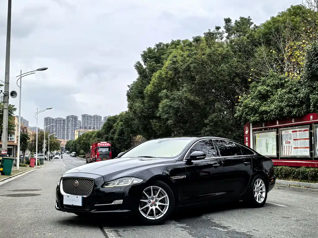 Jaguar XJ 2018 — фото 1