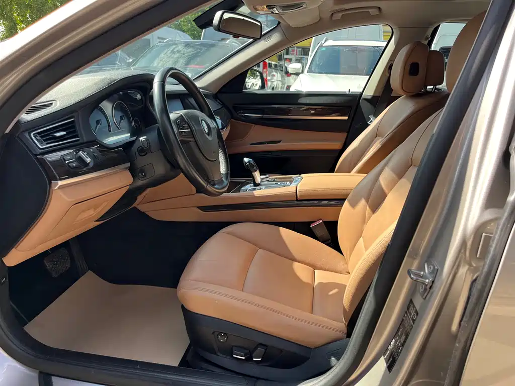 BMW 7 Series 2010 — фото 10