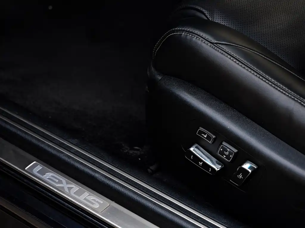 Lexus LS 2016 — фото 19