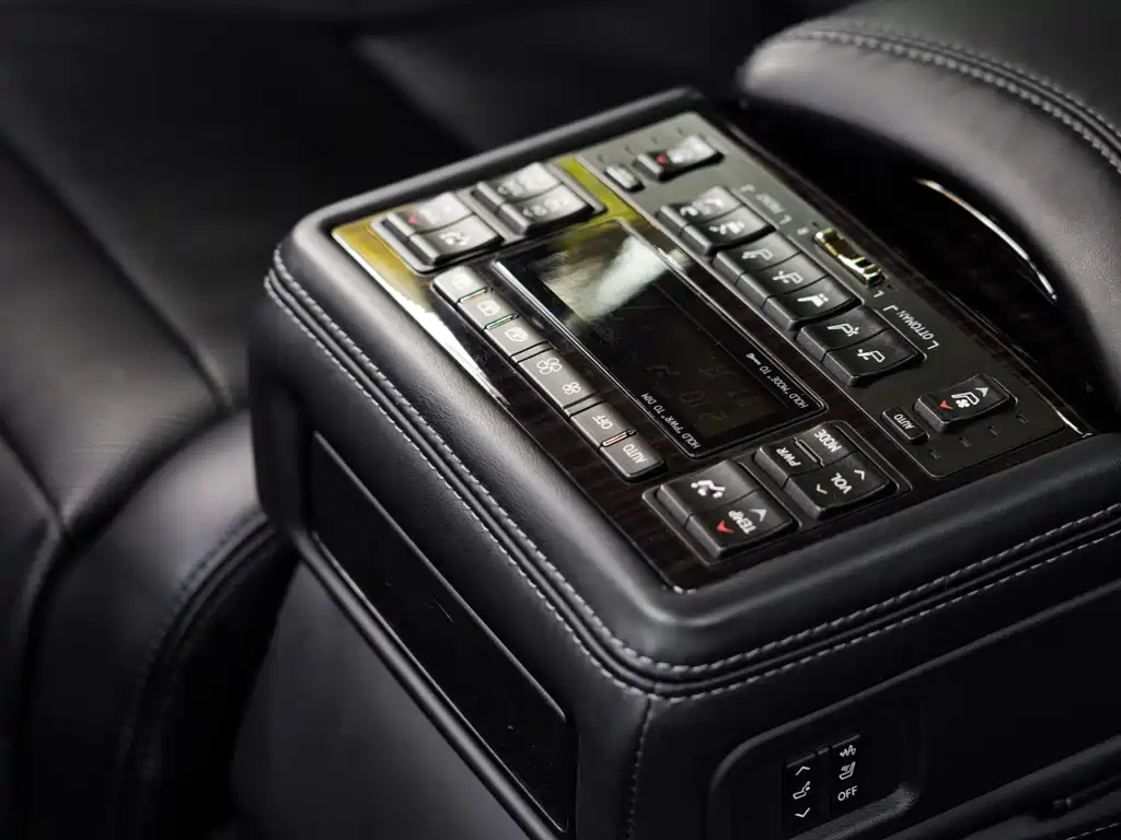 Lexus LS 2016 — фото 16