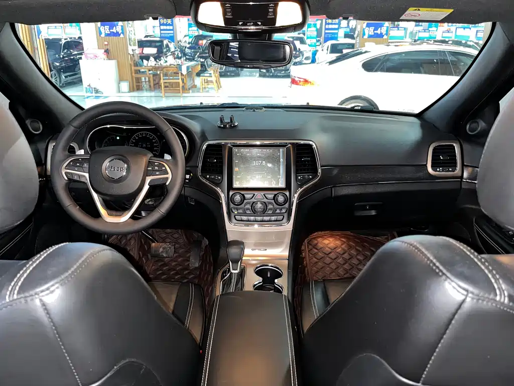 Jeep Grand Cherokee 2018 — фото 11