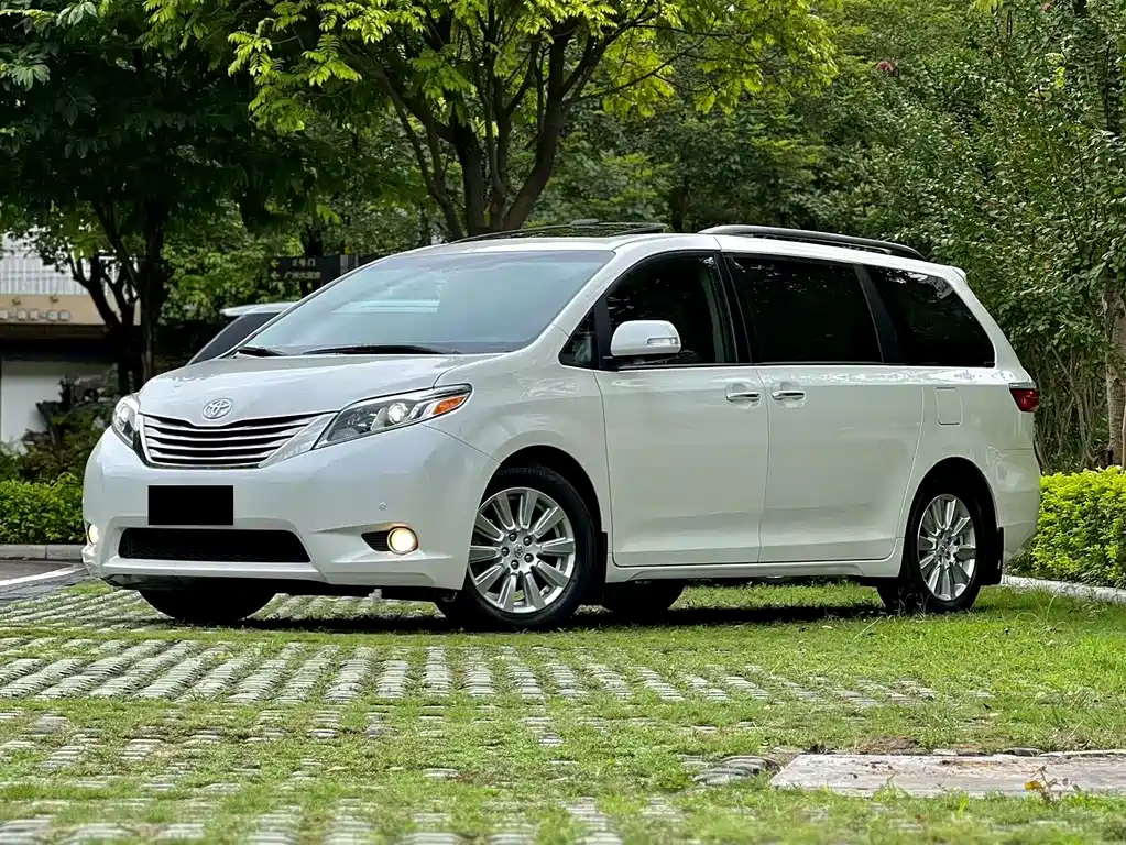 Toyota Sienna 2017 — фото 1