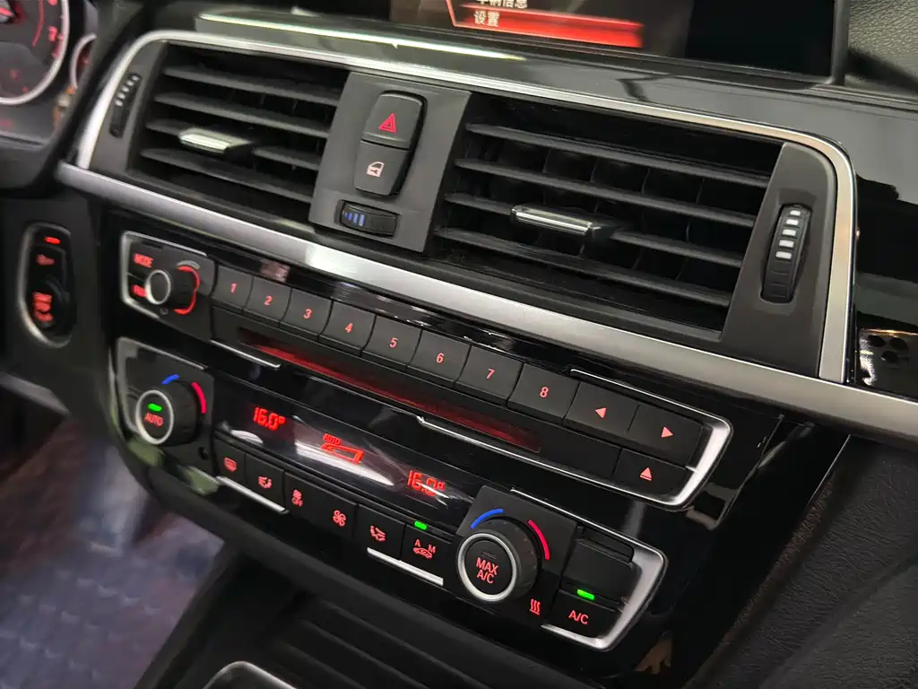 BMW 3 Series 2019 — фото 16