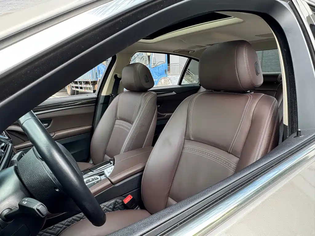 BMW 5 Series 2017 — фото 13