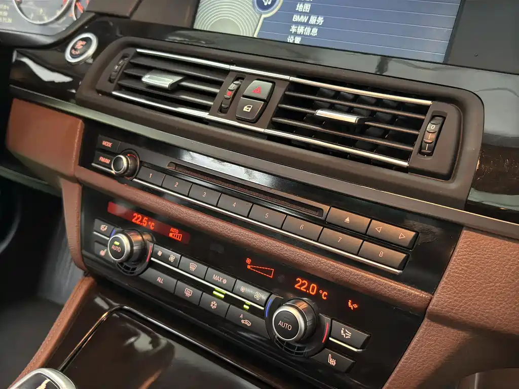 BMW 5 Series 2011 — фото 15