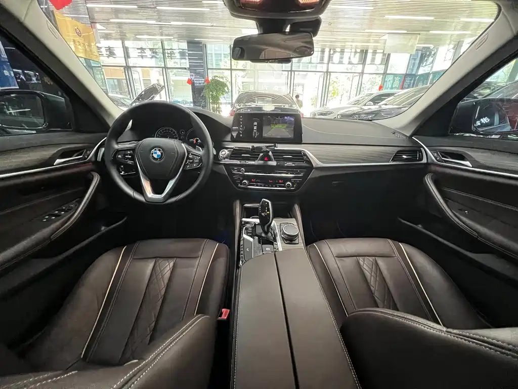 BMW 5 Series 2018 — фото 24