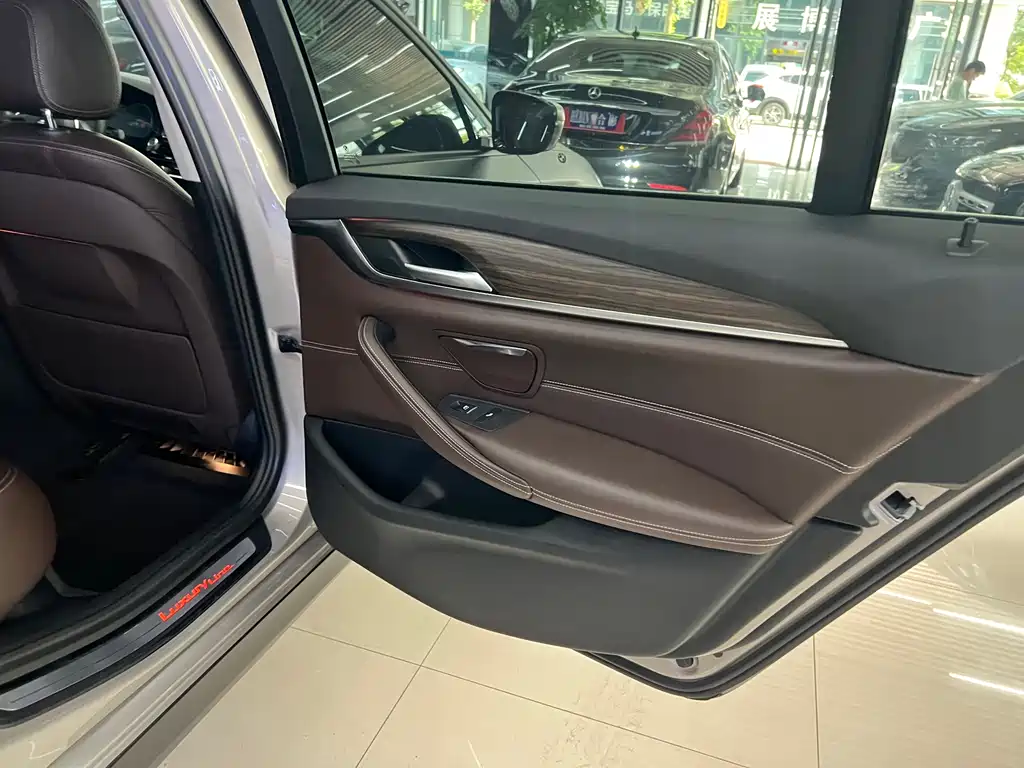 BMW 5 Series 2018 — фото 27