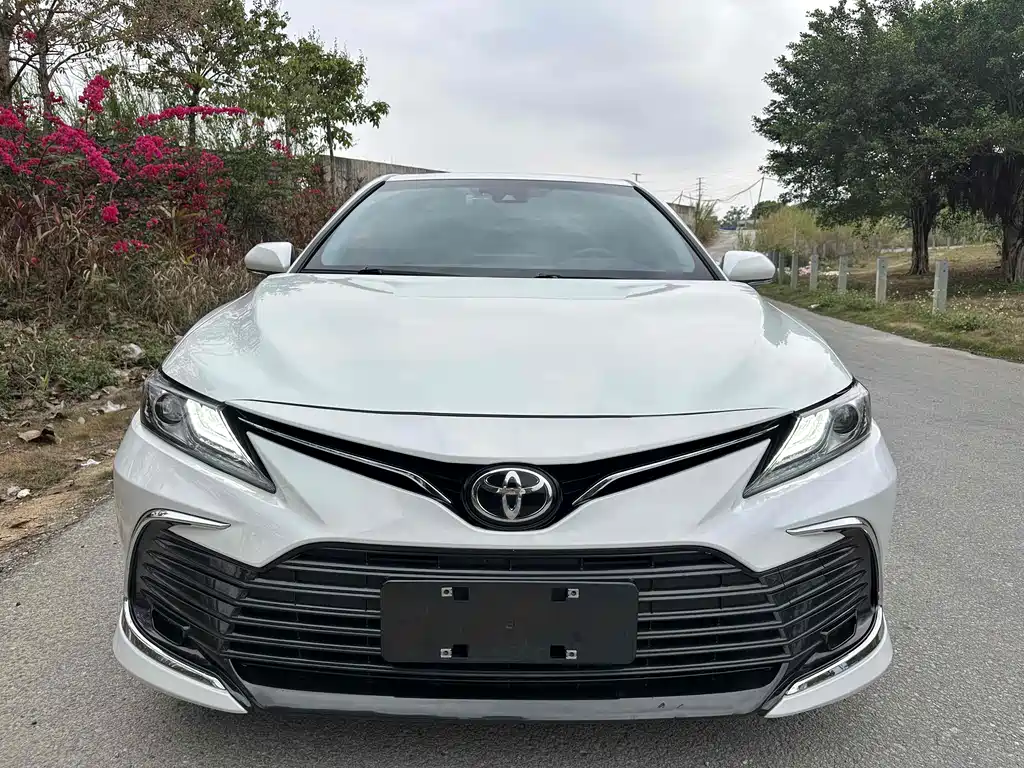 Toyota Camry 2022 — фото 2