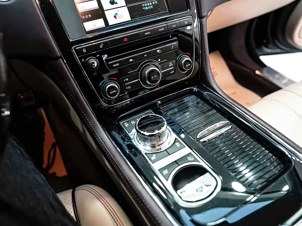 Jaguar XJ 2013 — фото 19