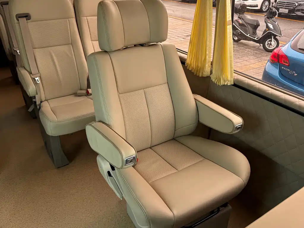 Toyota Coaster 2017 — фото 12