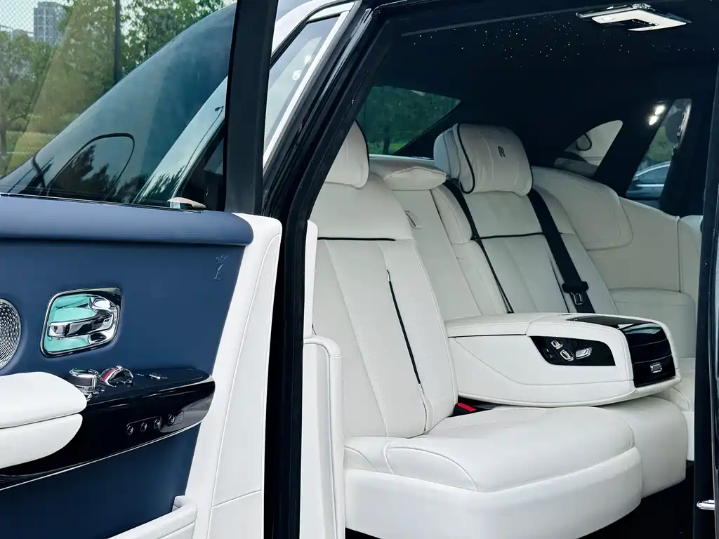 Rolls-Royce Phantom 2020 — фото 14