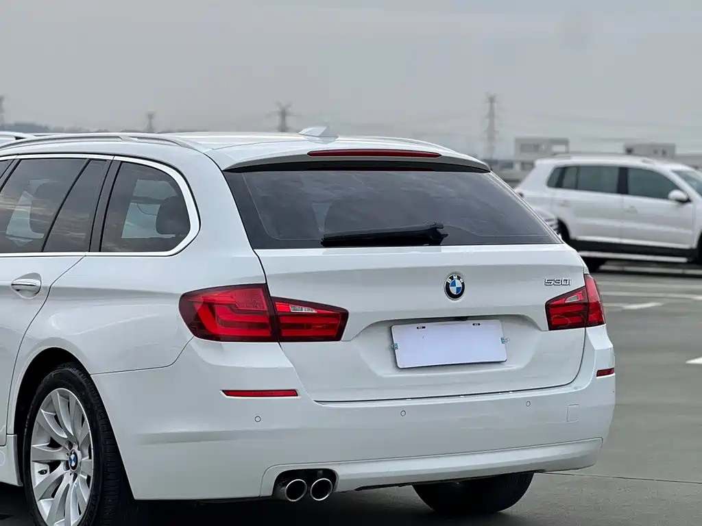 BMW 5 Series 2012 — фото 15
