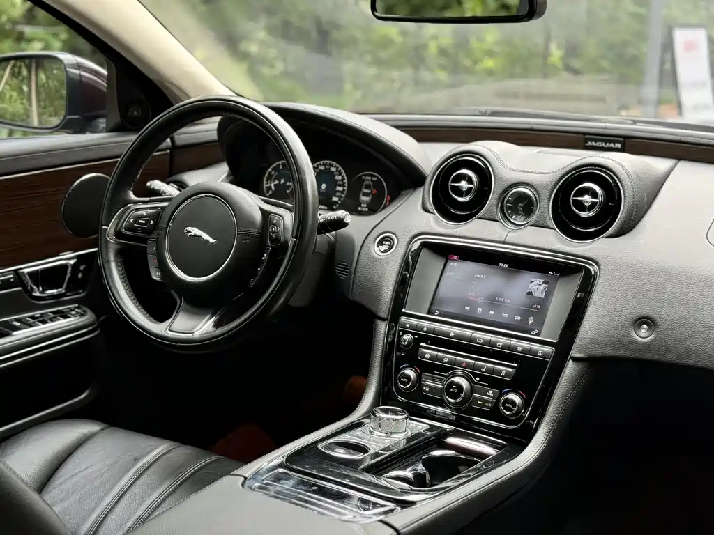 Jaguar XJ 2016 — фото 11