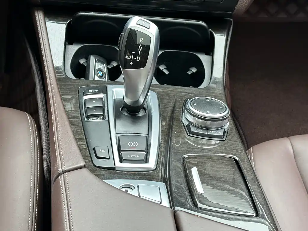 BMW 5 Series 2015 — фото 12