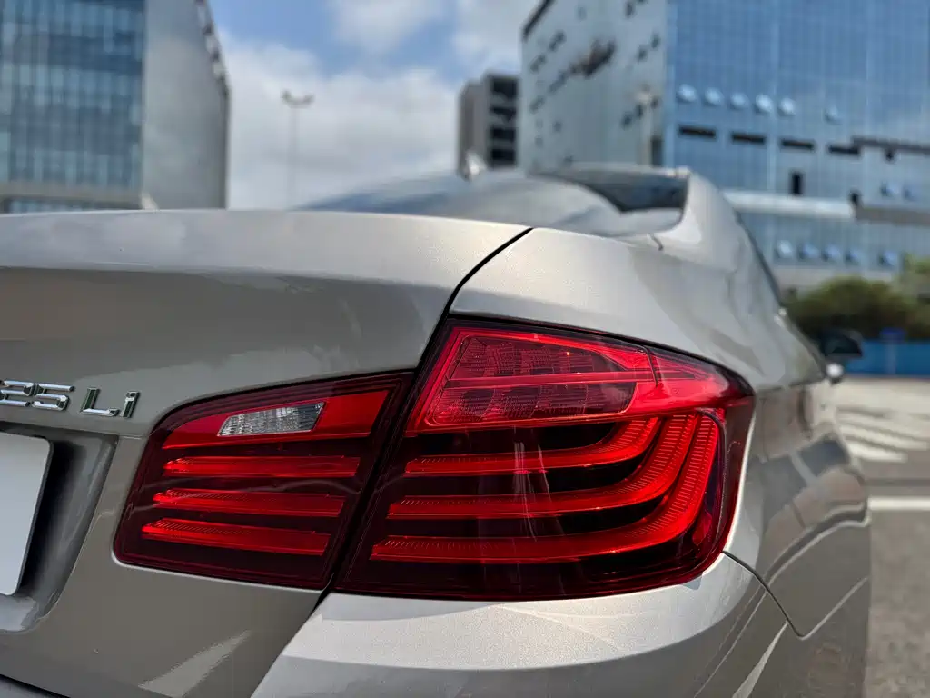 BMW 5 Series 2017 — фото 9