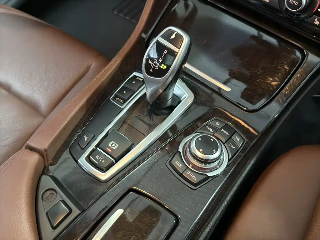 BMW 5 Series 2011 — фото 16