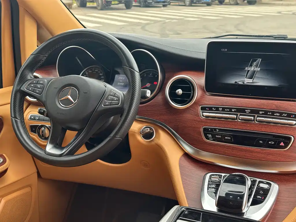 Mercedes-Benz V-Class 2021 — фото 13