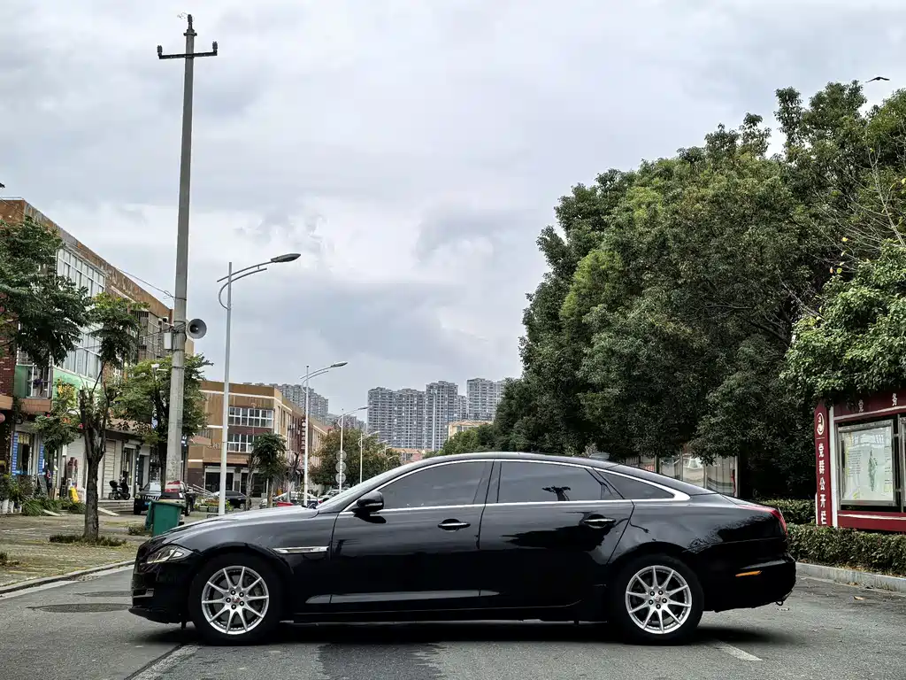 Jaguar XJ 2018 — фото 3