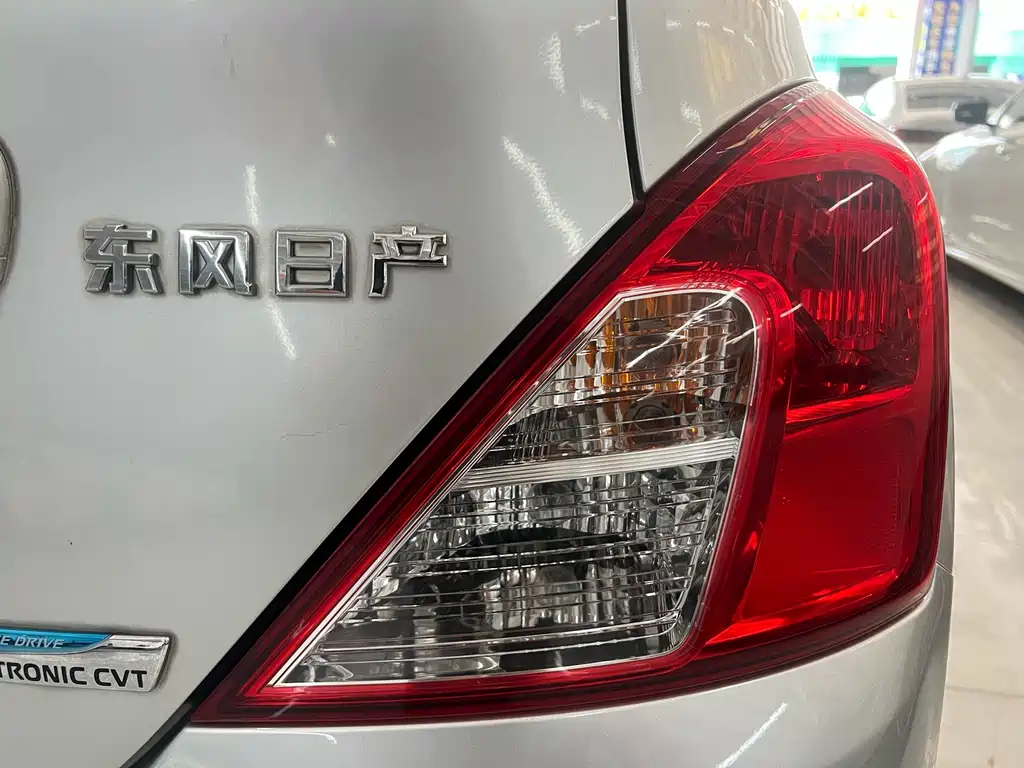 Nissan Sunny 2016 — фото 17