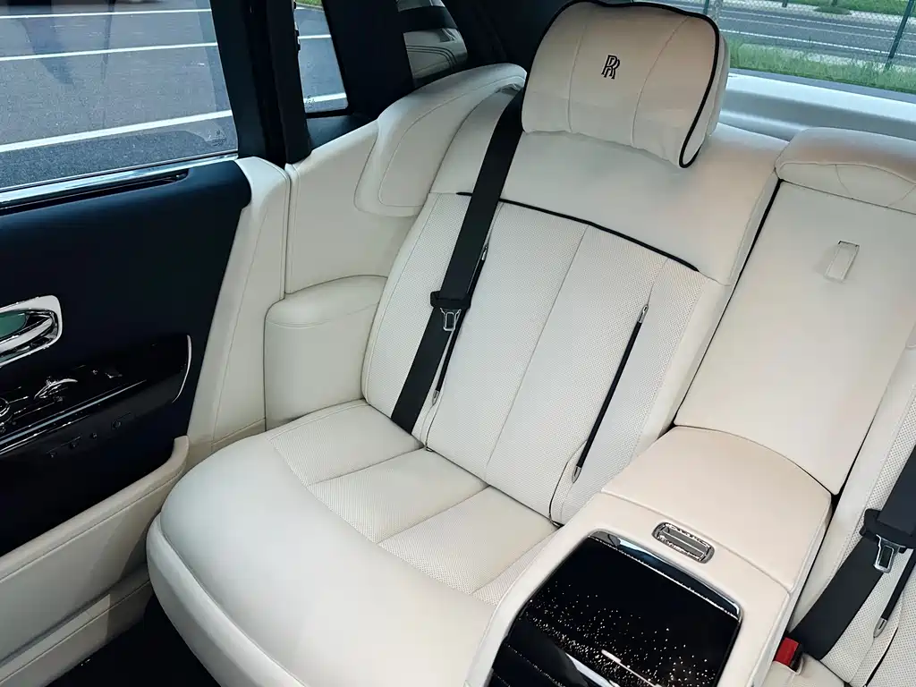 Rolls-Royce Phantom 2020 — фото 10