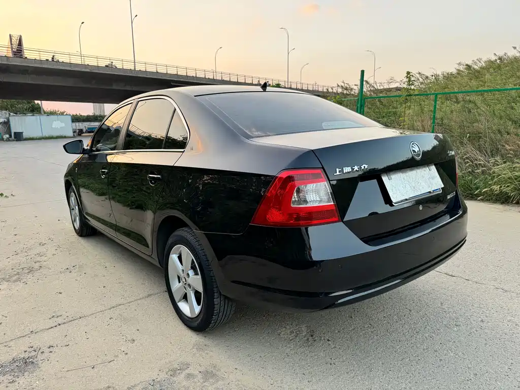 Skoda Rapid 2013 — фото 16