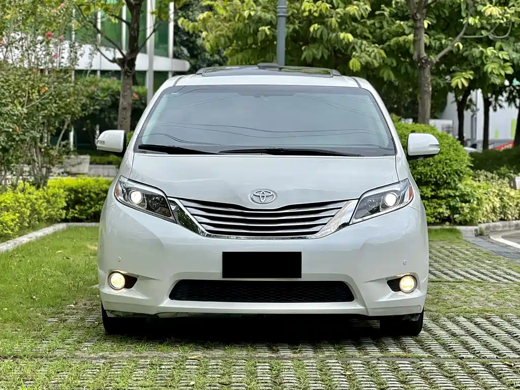 Toyota Sienna 2017 — фото 2