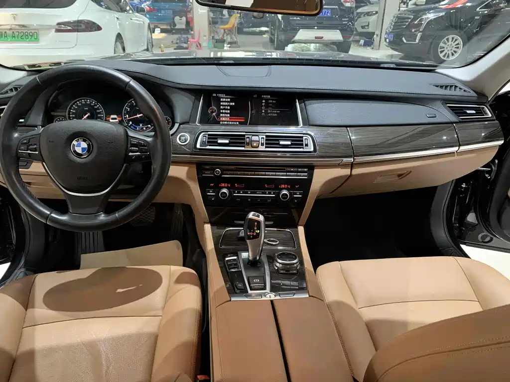BMW 7 Series 2014 — фото 9