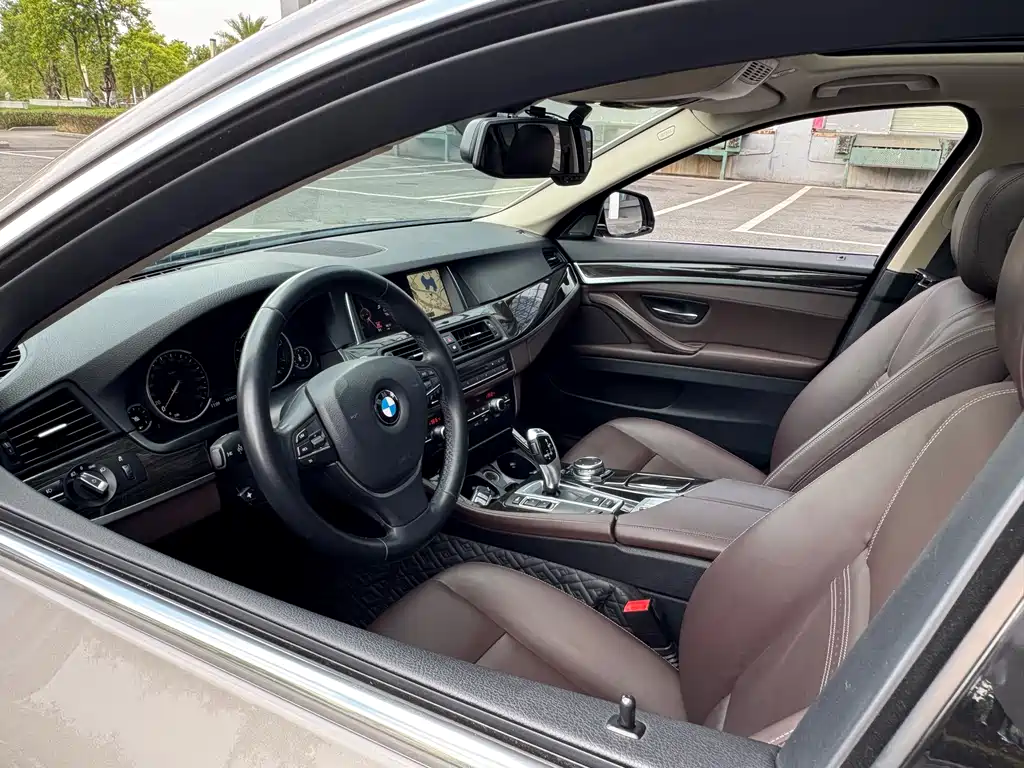 BMW 5 Series 2017 — фото 10