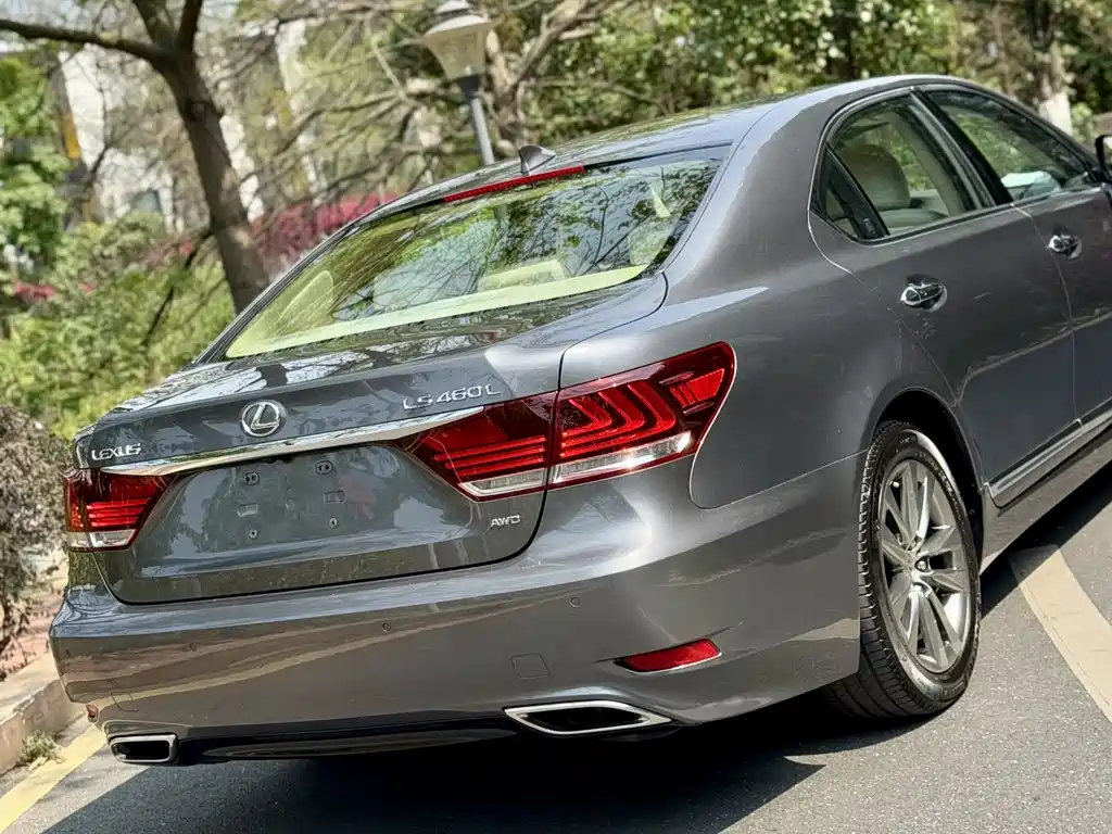 Lexus LS 2016 — фото 11