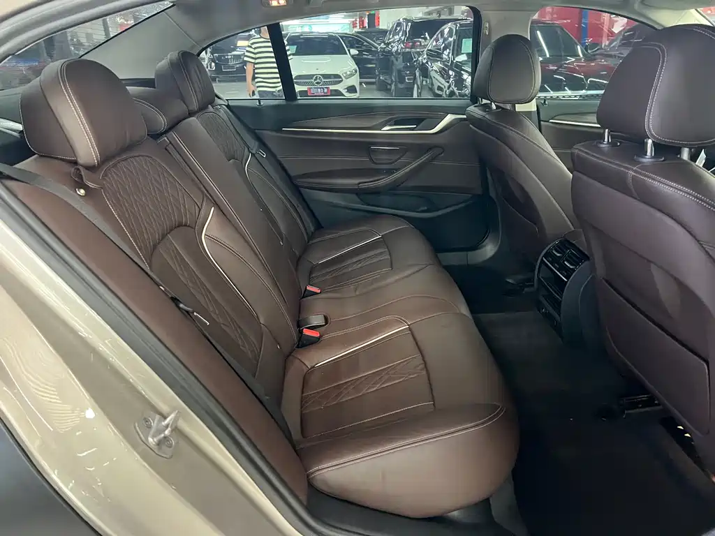 BMW 5 Series 2018 — фото 28