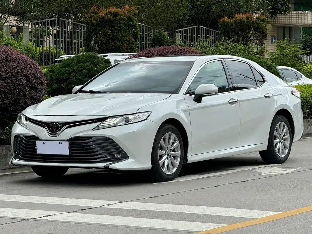 Toyota Camry 2019 — фото 1