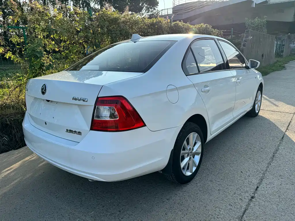Skoda Rapid 2017 — фото 15
