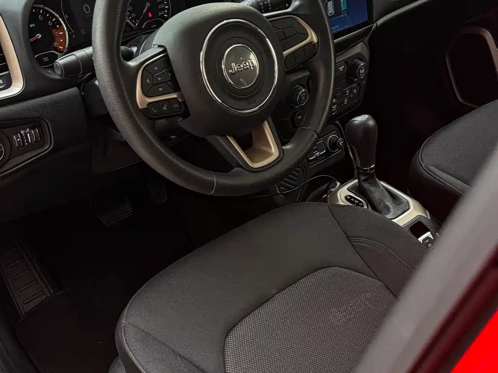 Jeep Renegade 2019 — фото 8