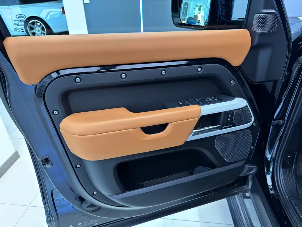 Land Rover Defender 2023 — фото 15