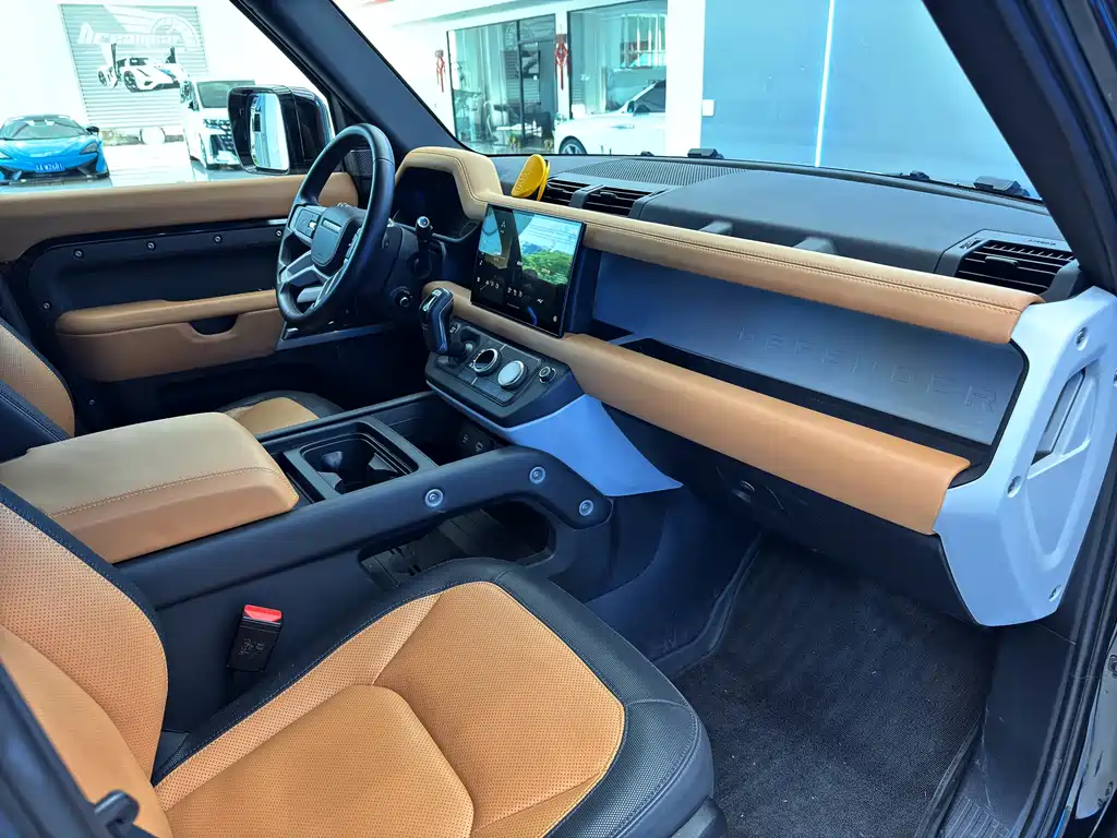 Land Rover Defender 2023 — фото 12