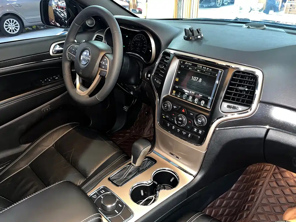 Jeep Grand Cherokee 2018 — фото 15