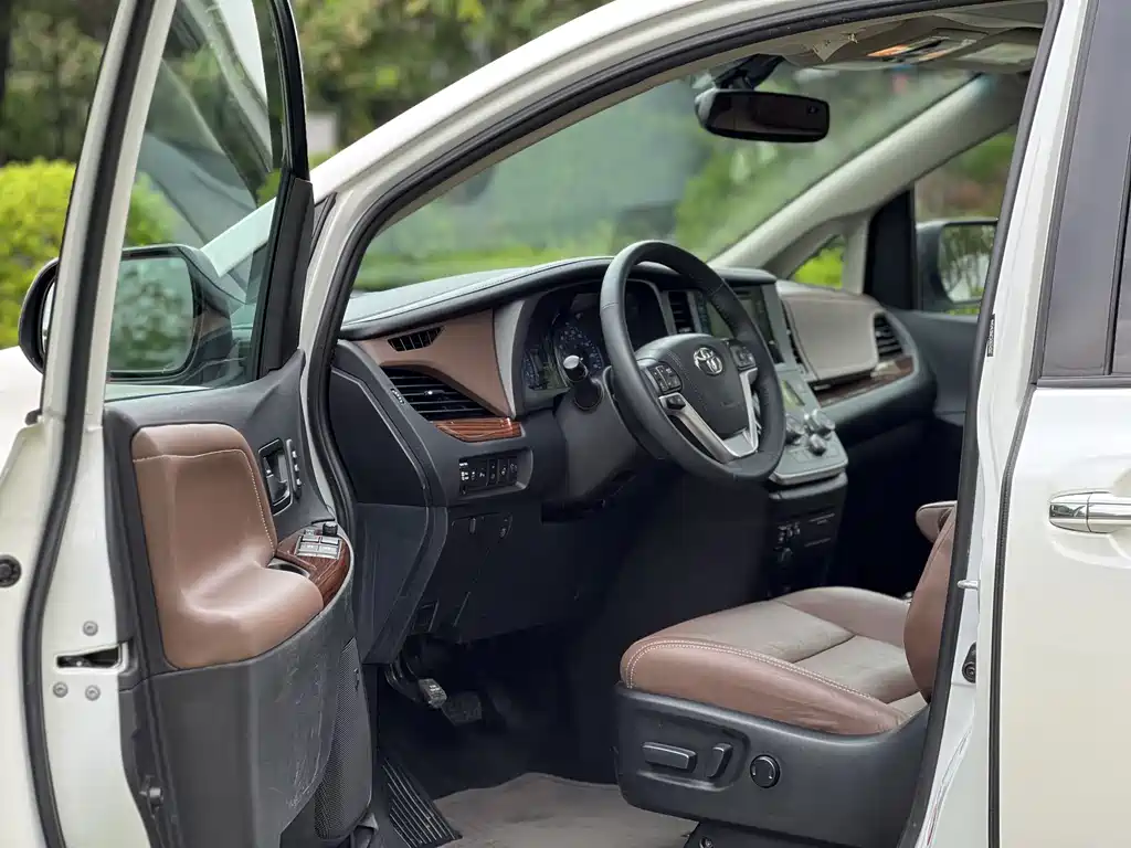 Toyota Sienna 2017 — фото 17