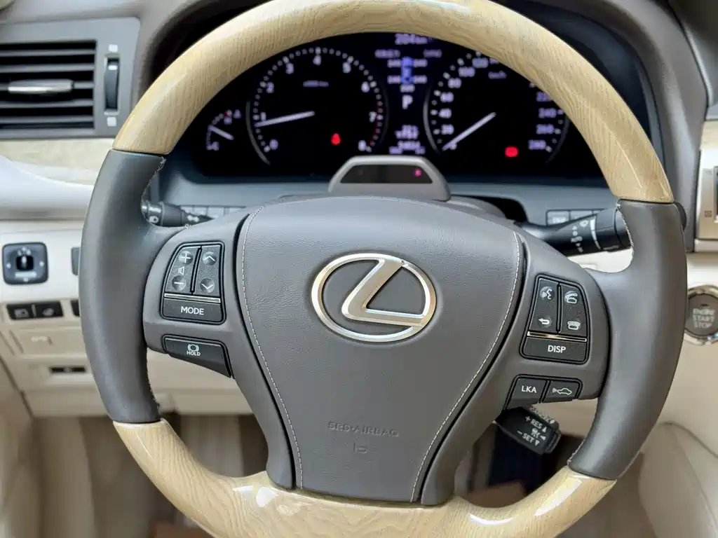 Lexus LS 2016 — фото 19
