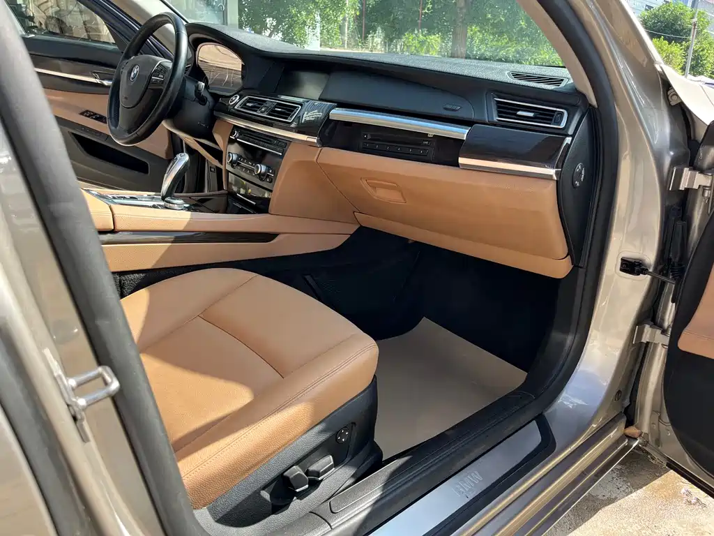 BMW 7 Series 2010 — фото 23