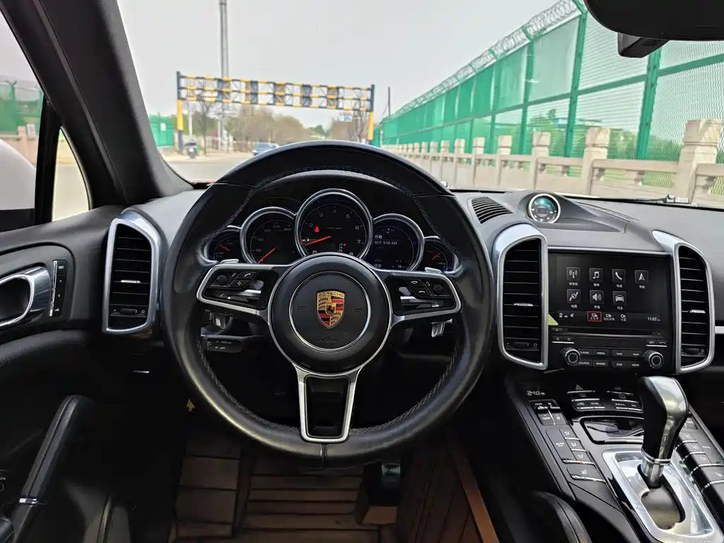 Porsche Cayenne 2017 — фото 15