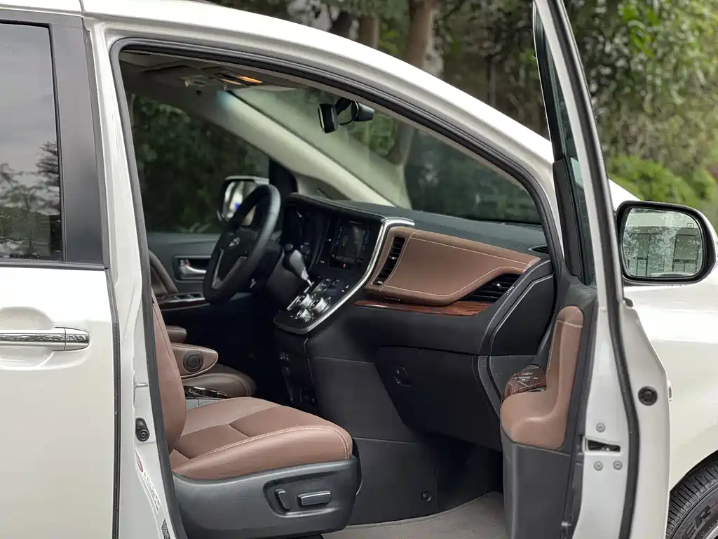 Toyota Sienna 2017 — фото 11