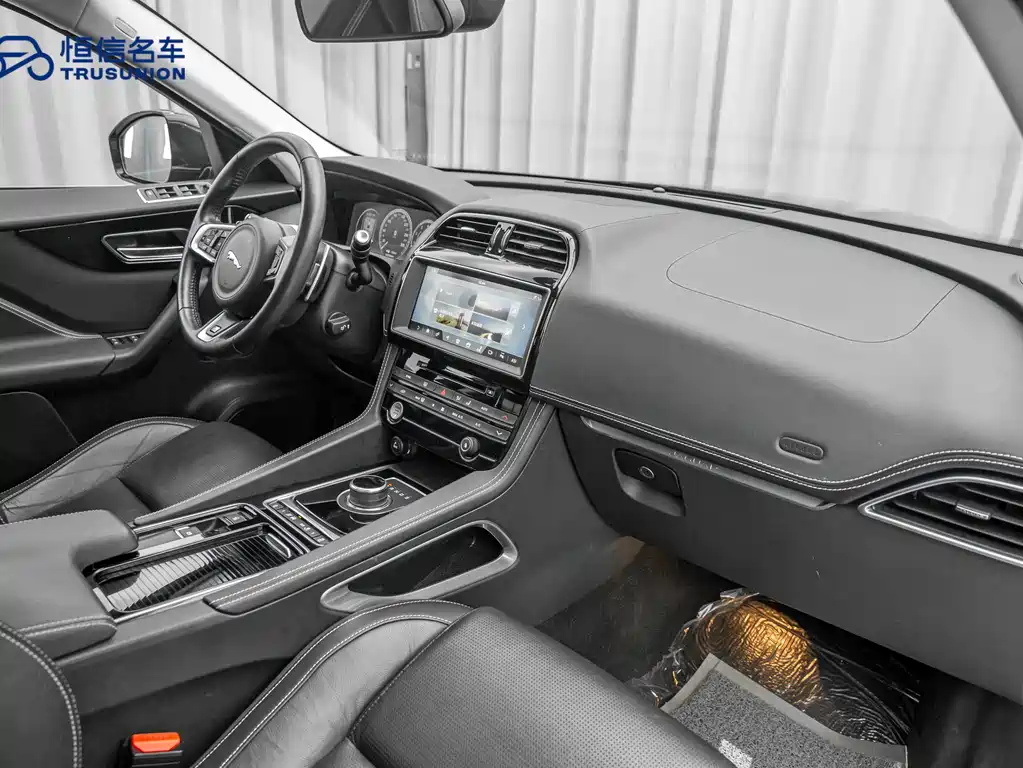 Jaguar F-PACE 2018 — фото 13