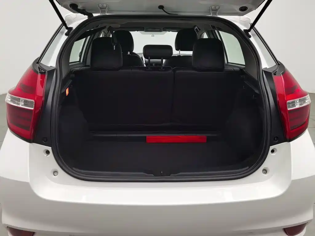 Toyota Yaris L 2017 — фото 16