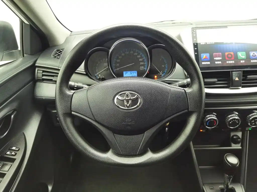 Toyota Yaris L 2017 — фото 11