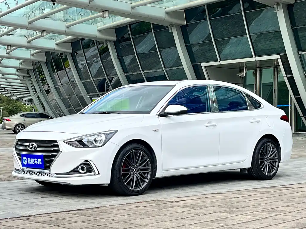 Hyundai Elantra 2017 — фото 1