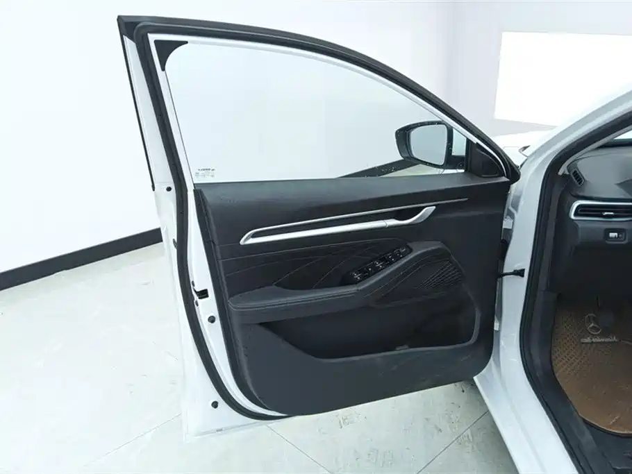 Geely Emgrand 2025