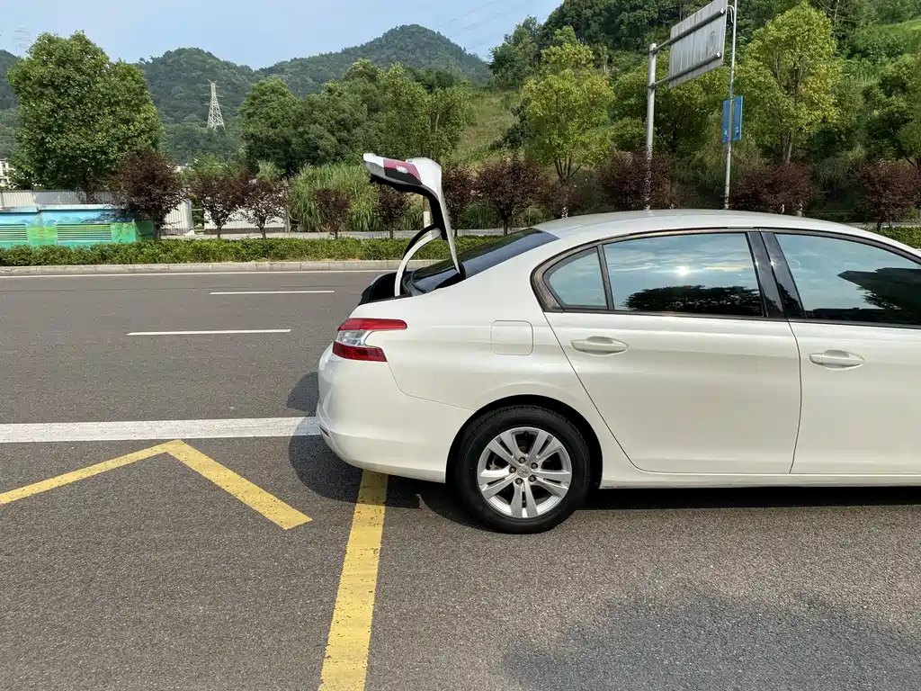 Peugeot 408 2015 — фото 14