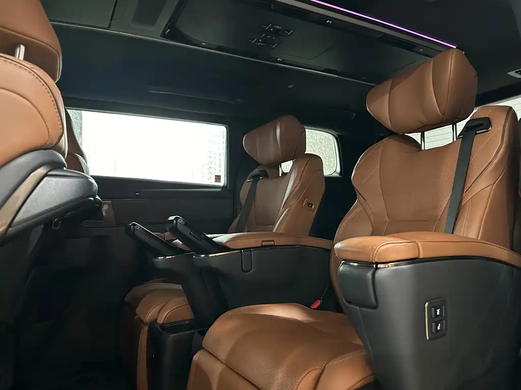 Toyota Alphard 2023 — фото 10