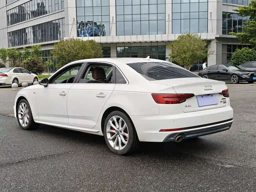 Audi A4L 2018 — фото 13