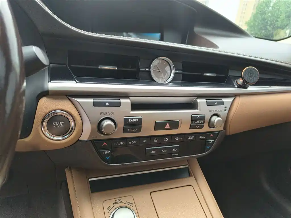 Lexus ES 2016 — фото 18